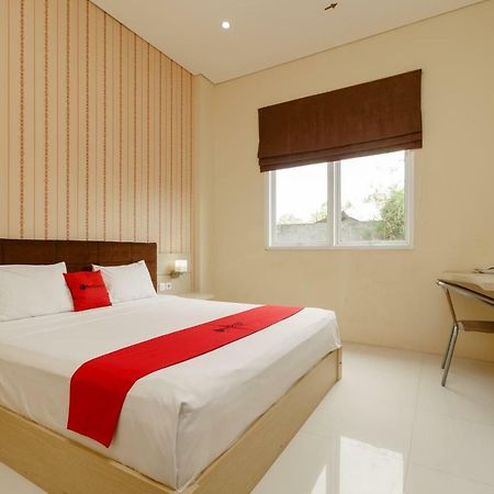 RedDoorz Plus near Sangkareang Park Mataram Exterior foto