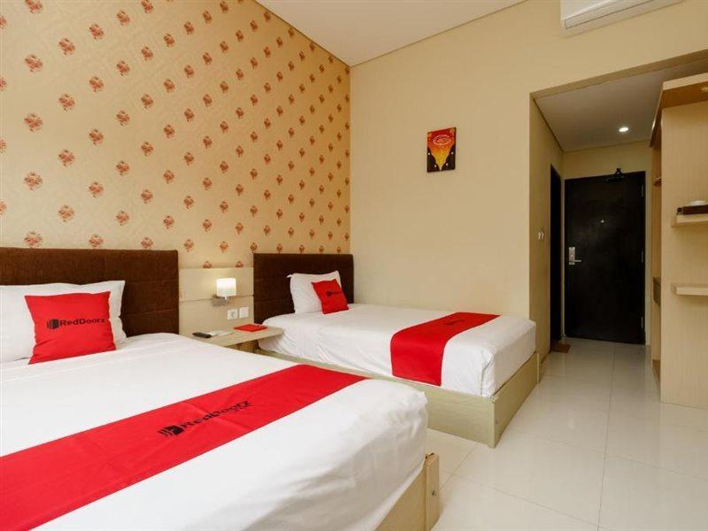 RedDoorz Plus near Sangkareang Park Mataram Exterior foto