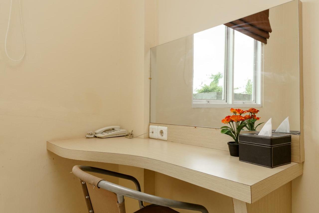 RedDoorz Plus near Sangkareang Park Mataram Exterior foto
