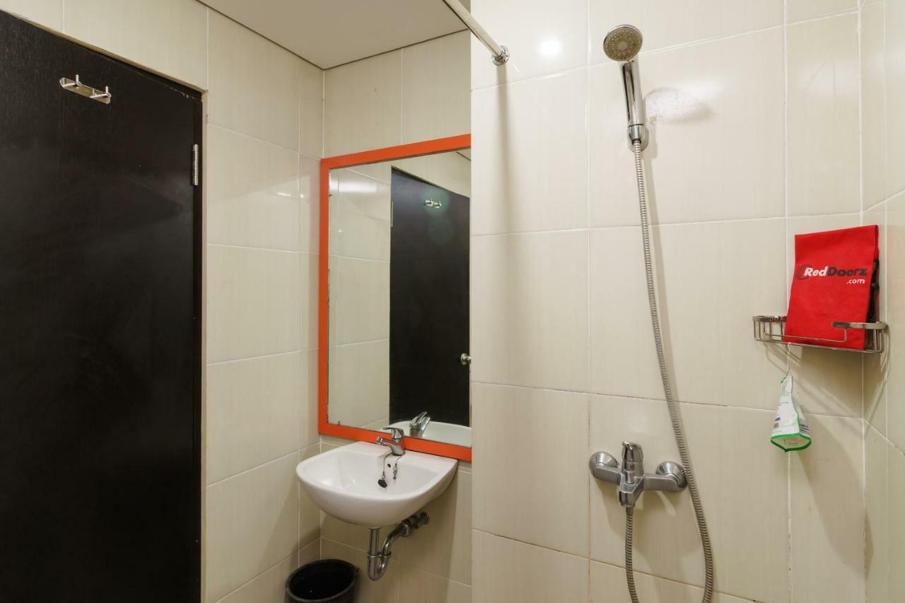 RedDoorz Plus near Sangkareang Park Mataram Exterior foto