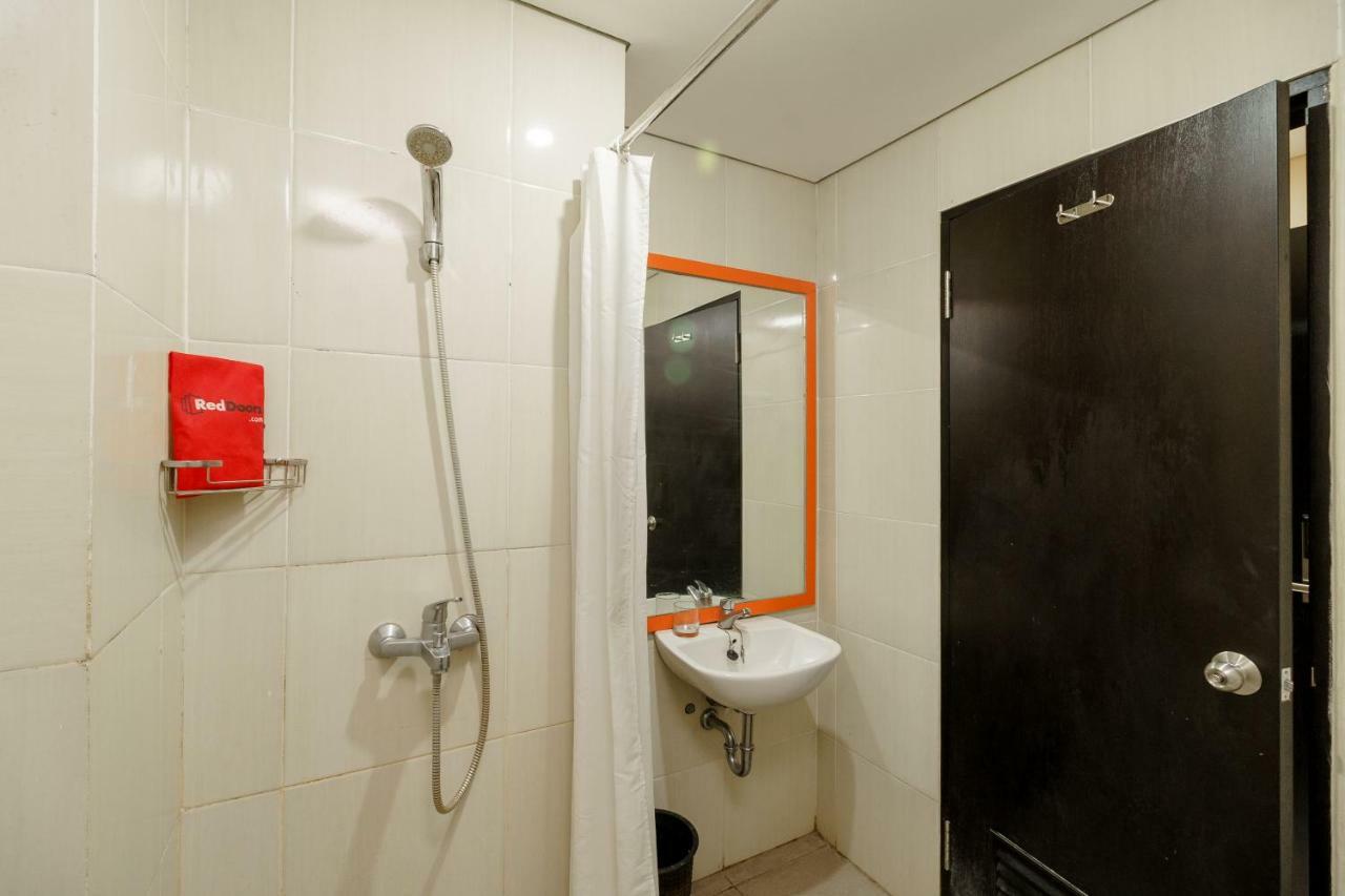 RedDoorz Plus near Sangkareang Park Mataram Exterior foto