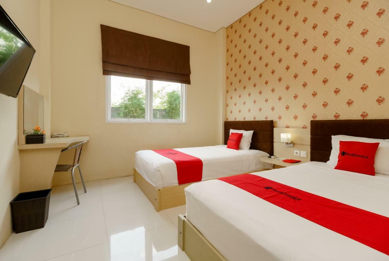 RedDoorz Plus near Sangkareang Park Mataram Exterior foto