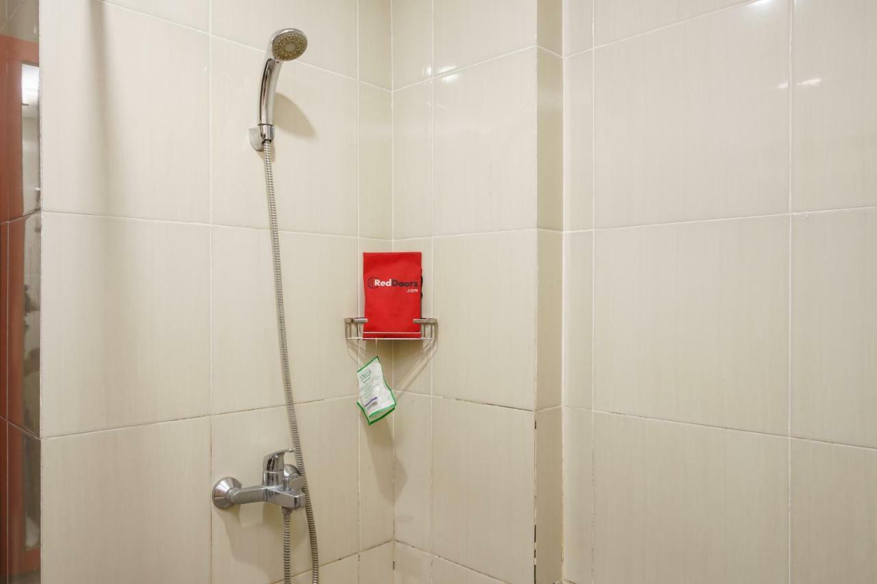 RedDoorz Plus near Sangkareang Park Mataram Exterior foto