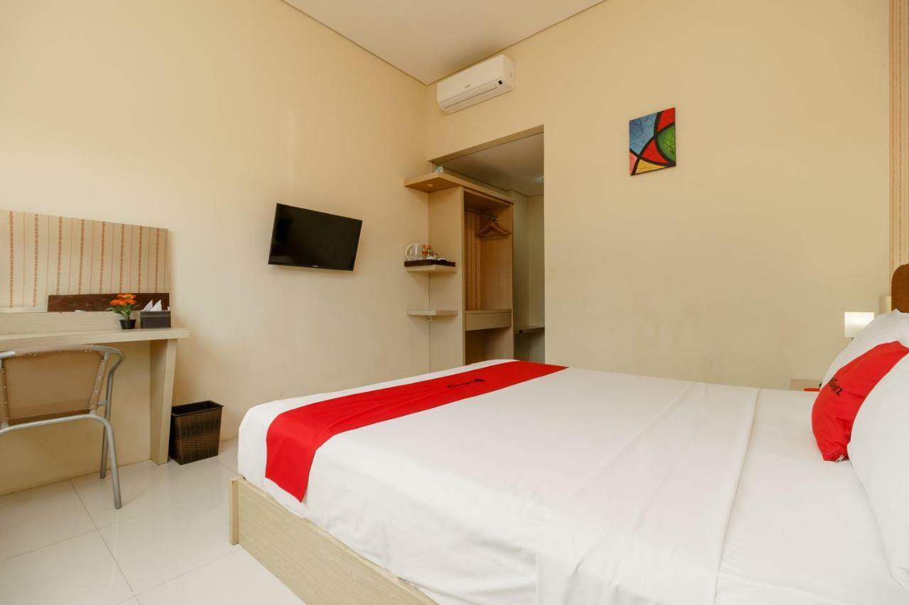 RedDoorz Plus near Sangkareang Park Mataram Exterior foto